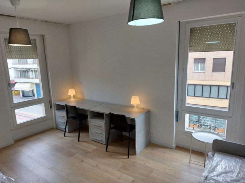 Proponiamo una stanza doppia in locazione all'interno di un ampio appartamento situato in via Tiz...