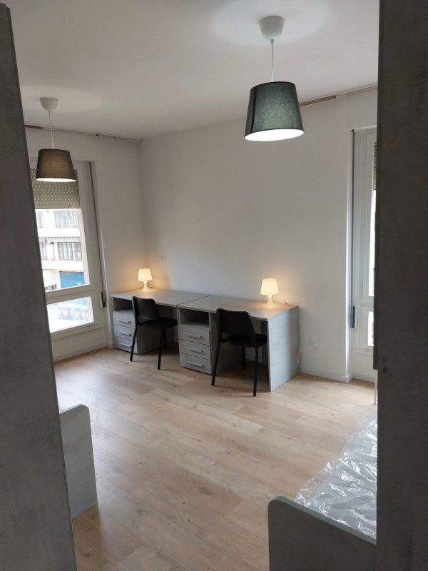 Proponiamo una stanza doppia in locazione all'interno di un ampio appartamento situato in via Tiz...