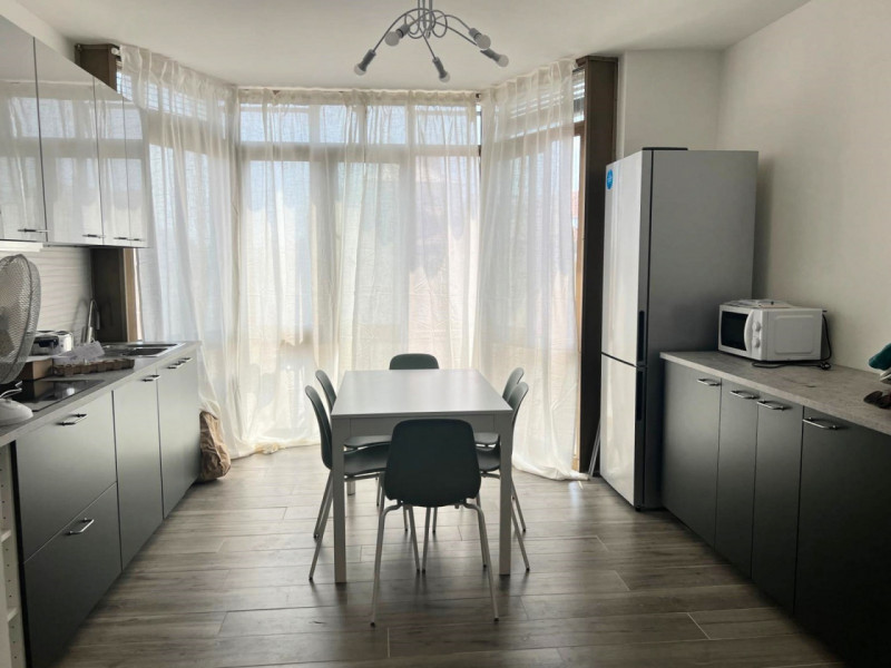 Proponiamo una stanza doppia in locazione all'interno di un ampio appartamento situato in via Tiz...