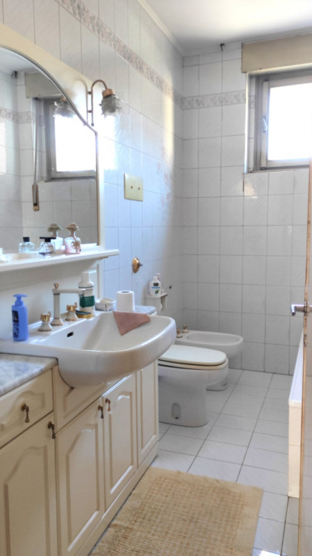 Proponiamo una stanza doppia in locazione all'interno di un ampio appartamento situato in via Tiz...