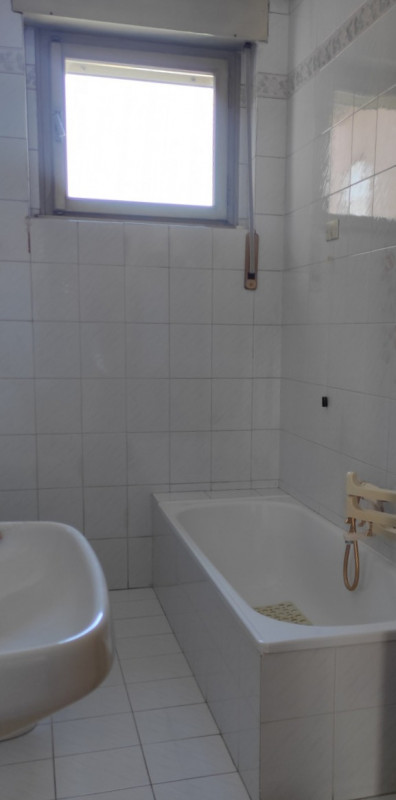 Proponiamo una stanza doppia in locazione all'interno di un ampio appartamento situato in via Tiz...