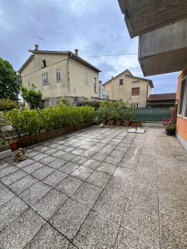 PROPONIAMO MINI APPARTAMENTO CON SPAZIO SCOPERTO ESCLUSIVO E GARAGE DOPPIO IN LOCAZIONE!
In centr...