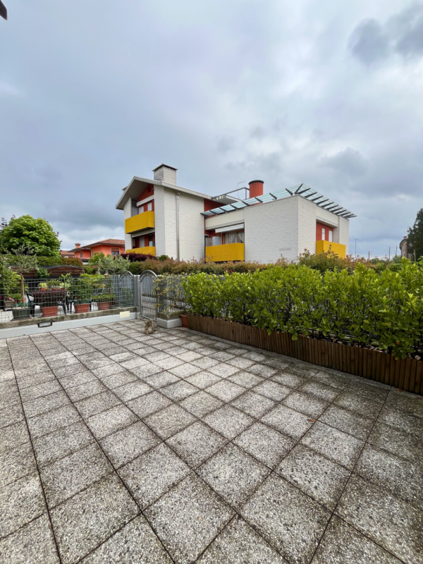 PROPONIAMO MINI APPARTAMENTO CON SPAZIO SCOPERTO ESCLUSIVO E GARAGE DOPPIO IN LOCAZIONE!
In centr...