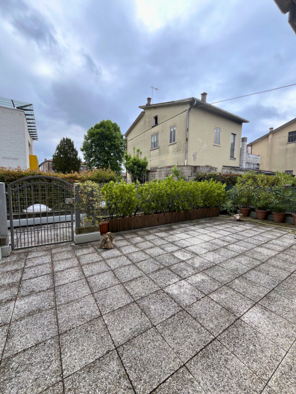 PROPONIAMO MINI APPARTAMENTO CON SPAZIO SCOPERTO ESCLUSIVO E GARAGE DOPPIO IN LOCAZIONE!
In centr...