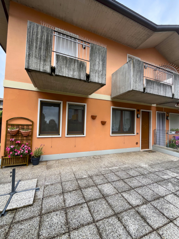 PROPONIAMO MINI APPARTAMENTO CON SPAZIO SCOPERTO ESCLUSIVO E GARAGE DOPPIO IN LOCAZIONE!
In centr...
