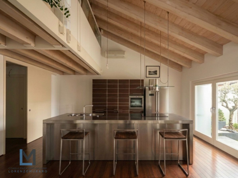 In pieno centro a Montebelluna, in recente complesso residenziale e direzionale, proponiamo in ve...