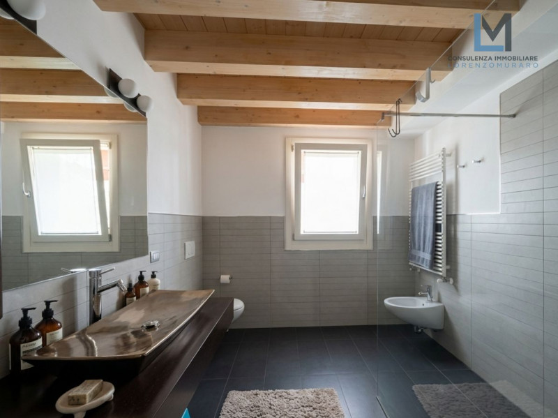 In pieno centro a Montebelluna, in recente complesso residenziale e direzionale, proponiamo in ve...