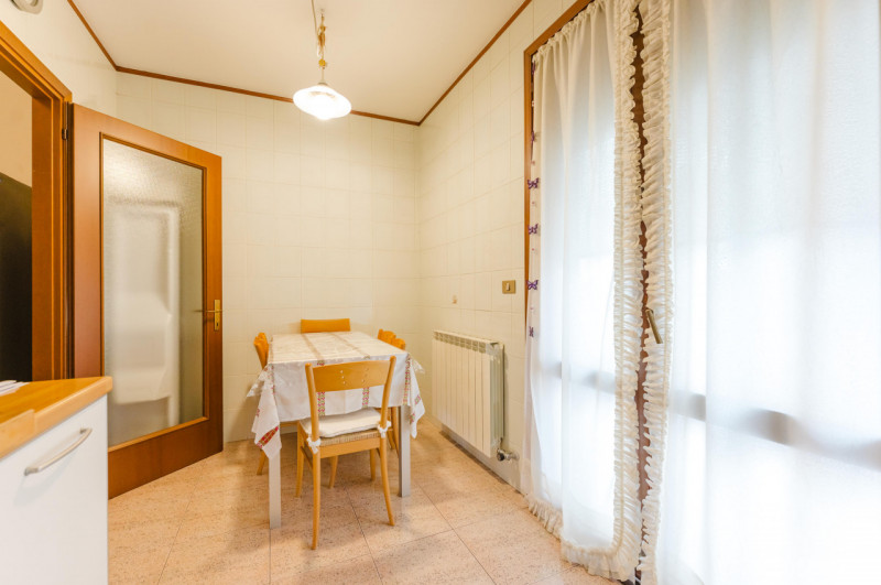 Proponiamo in vendita una porzione centrale di casa a schiera situata nel comune di San Giorgio I...