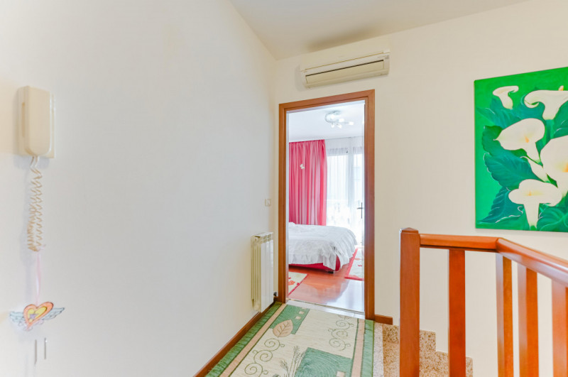Proponiamo in vendita una porzione centrale di casa a schiera situata nel comune di San Giorgio I...