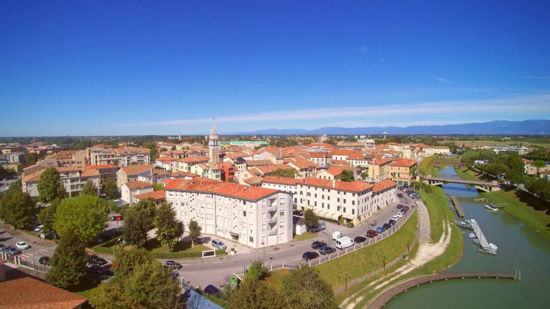 MOTTA DI LIVENZA - (TV)
Scopri questa splendida casa singola terratetto situata nel cuore di Mott...