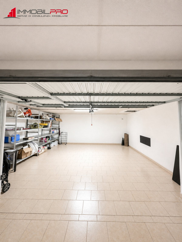 Ci sono case che, appena varcata la soglia, trasmettono una sensazione immediata di benessere. Am...
