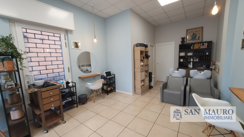 VICENZA - Viale San Lazzaro: Locale vetrinato di 50 mq. circa, ad uso commerciale/direzionale rec...