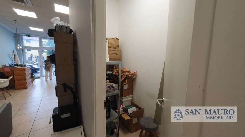 VICENZA - Viale San Lazzaro: Locale vetrinato di 50 mq. circa, ad uso commerciale/direzionale rec...