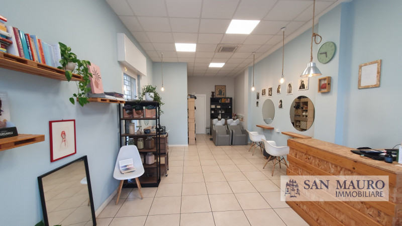VICENZA - Viale San Lazzaro: Locale vetrinato di 50 mq. circa, ad uso commerciale/direzionale rec...