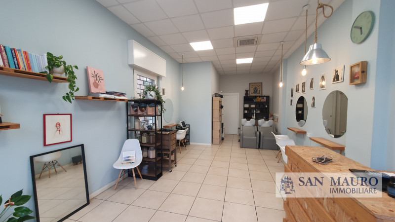 VICENZA - Viale San Lazzaro: Locale vetrinato di 50 mq. circa, ad uso commerciale/direzionale rec...