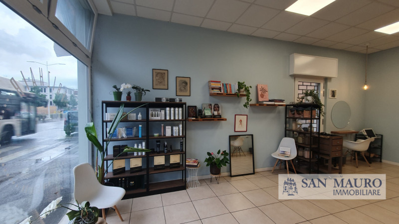 VICENZA - Viale San Lazzaro: Locale vetrinato di 50 mq. circa, ad uso commerciale/direzionale rec...