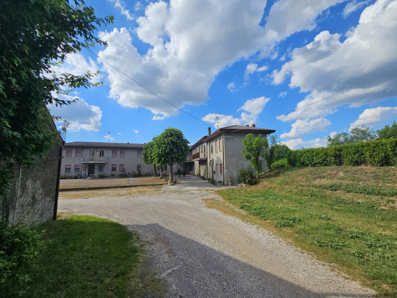A Sant'Urbano, proponiamo in vendita casa a schiera di testa, con ampi spazi e cortile esclusivo....