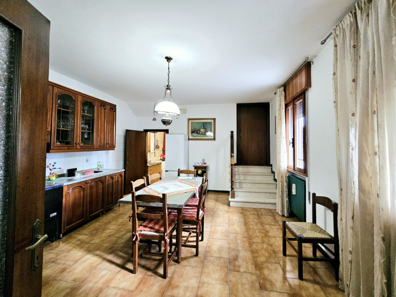 A Sant'Urbano, proponiamo in vendita casa a schiera di testa, con ampi spazi e cortile esclusivo....