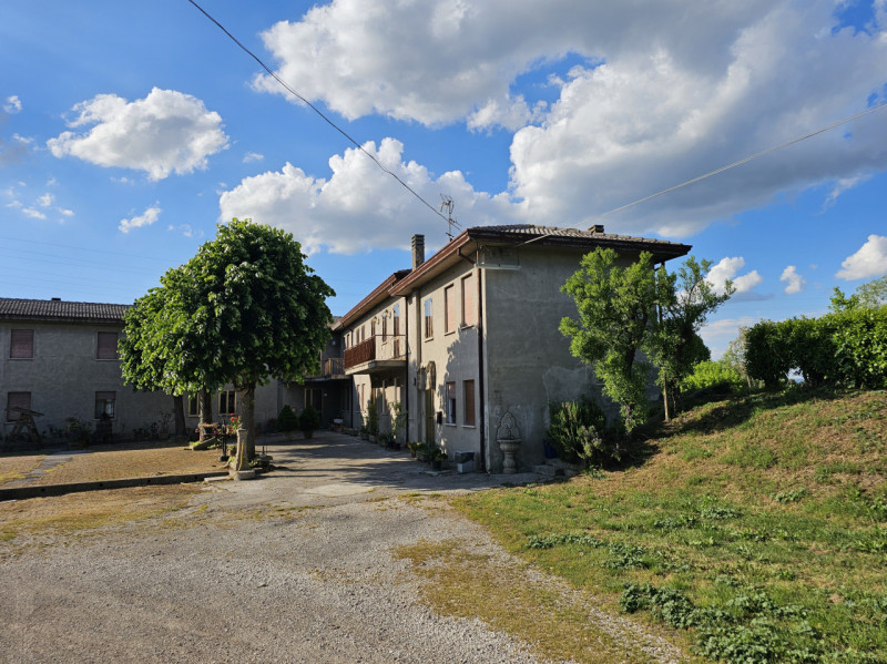 A Sant'Urbano, proponiamo in vendita casa a schiera di testa, con ampi spazi e cortile esclusivo....