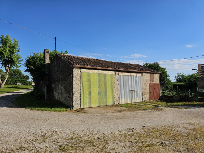 A Sant'Urbano, proponiamo in vendita casa a schiera di testa, con ampi spazi e cortile esclusivo....