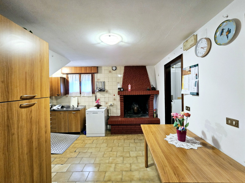 A Sant'Urbano, proponiamo in vendita casa a schiera di testa, con ampi spazi e cortile esclusivo....