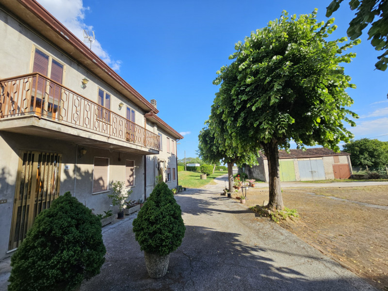 A Sant'Urbano, proponiamo in vendita casa a schiera di testa, con ampi spazi e cortile esclusivo....
