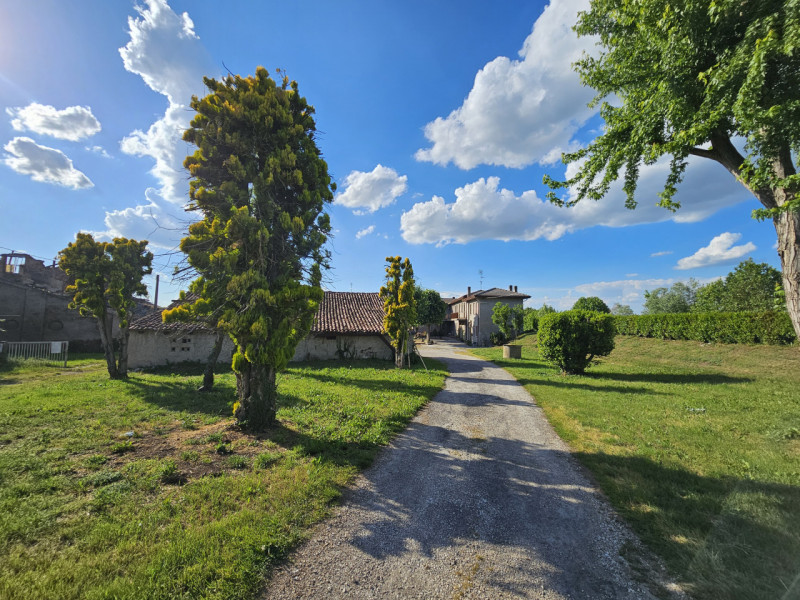 A Sant'Urbano, proponiamo in vendita casa a schiera di testa, con ampi spazi e cortile esclusivo....