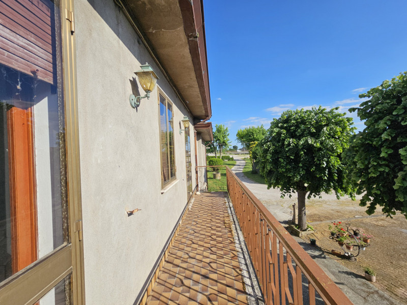 A Sant'Urbano, proponiamo in vendita casa a schiera di testa, con ampi spazi e cortile esclusivo....