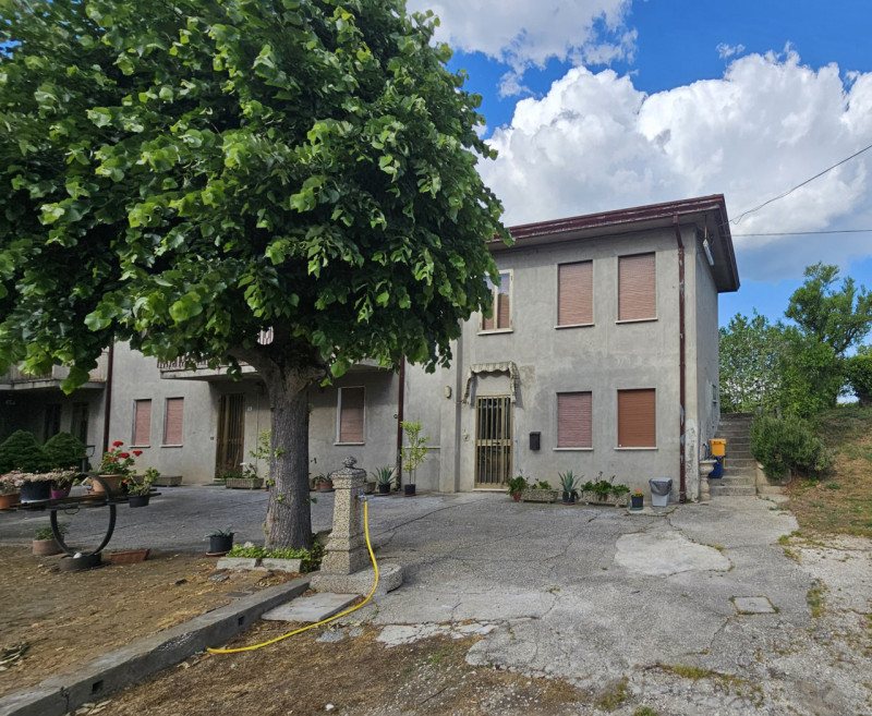 A Sant'Urbano, proponiamo in vendita casa a schiera di testa, con ampi spazi e cortile esclusivo....