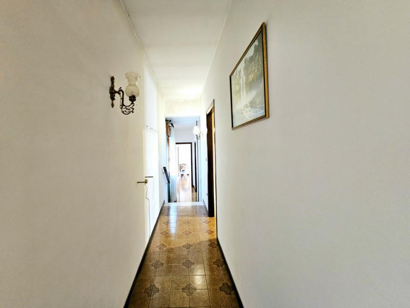 A Sant'Urbano, proponiamo in vendita casa a schiera di testa, con ampi spazi e cortile esclusivo....
