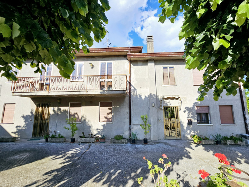 A Sant'Urbano, proponiamo in vendita casa a schiera di testa, con ampi spazi e cortile esclusivo....