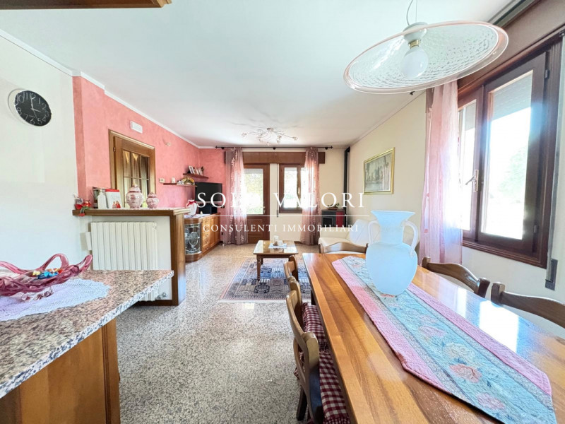 Proponiamo in vendita esclusiva un complesso residenziale composto da due case indipendenti su un...