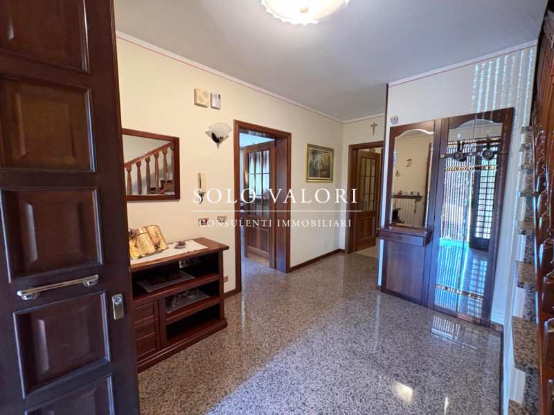 Proponiamo in vendita esclusiva un complesso residenziale composto da due case indipendenti su un...