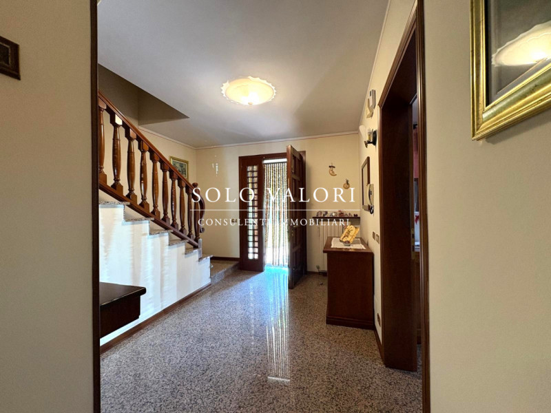 Proponiamo in vendita esclusiva un complesso residenziale composto da due case indipendenti su un...