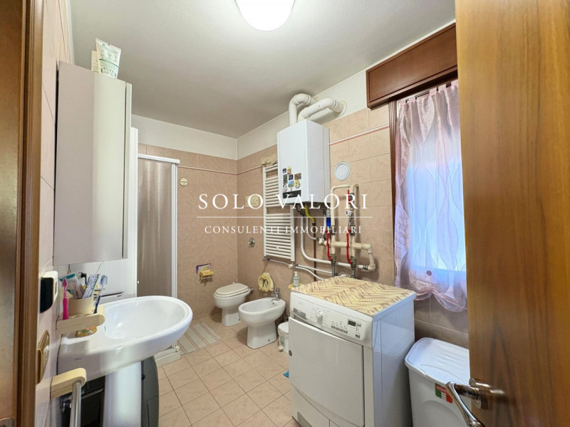Proponiamo in vendita esclusiva un complesso residenziale composto da due case indipendenti su un...