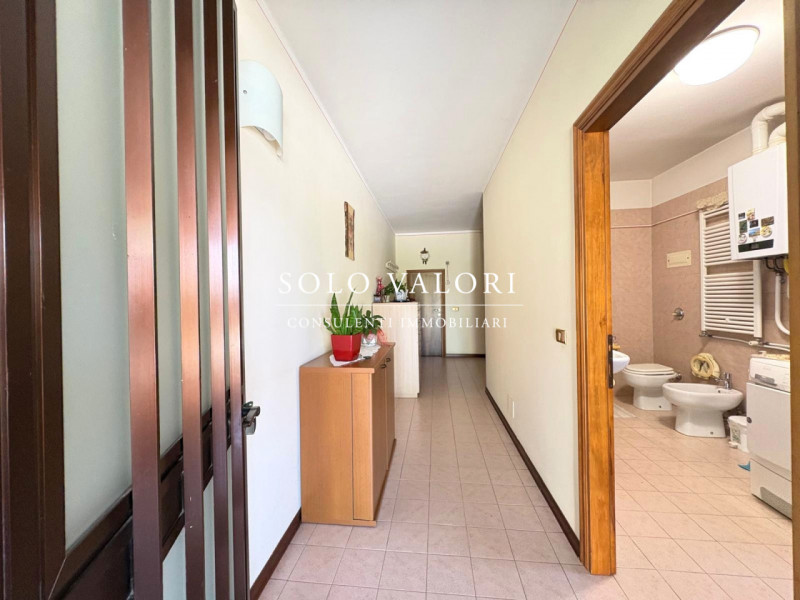 Proponiamo in vendita esclusiva un complesso residenziale composto da due case indipendenti su un...