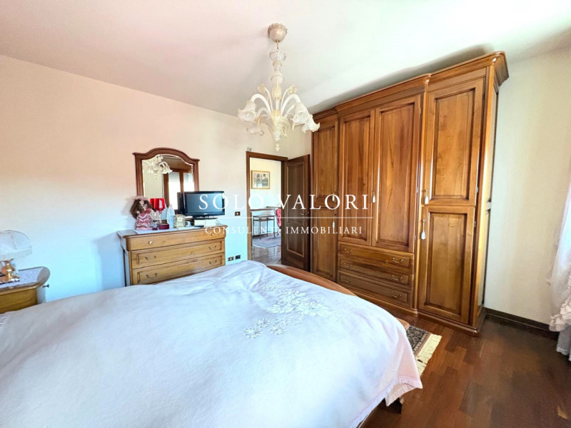 Proponiamo in vendita esclusiva un complesso residenziale composto da due case indipendenti su un...