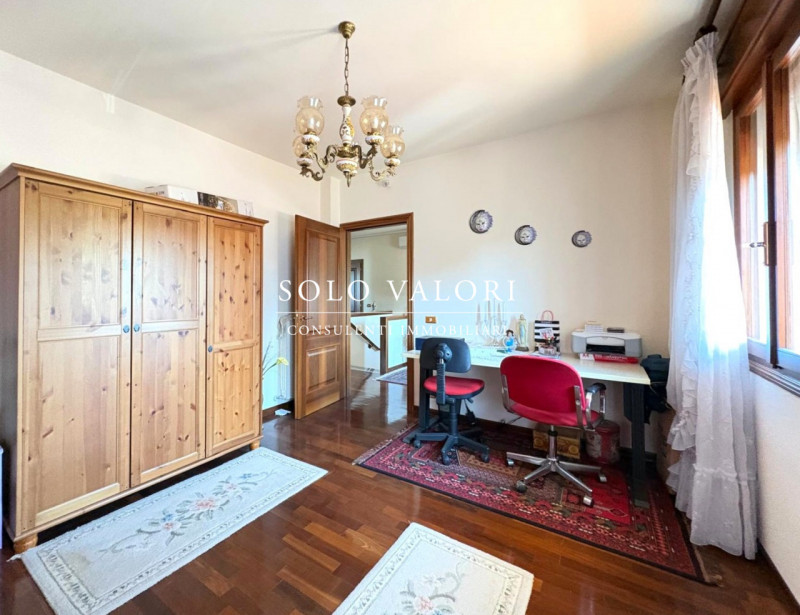 Proponiamo in vendita esclusiva un complesso residenziale composto da due case indipendenti su un...