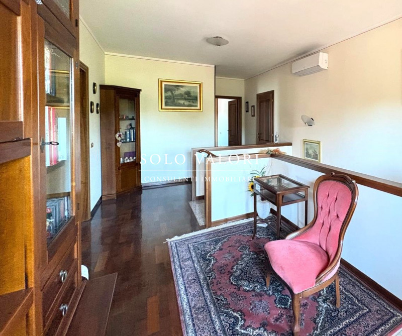 Proponiamo in vendita esclusiva un complesso residenziale composto da due case indipendenti su un...