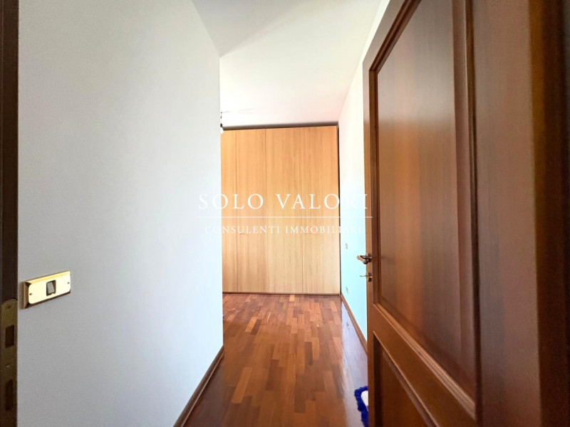 Proponiamo in vendita esclusiva un complesso residenziale composto da due case indipendenti su un...