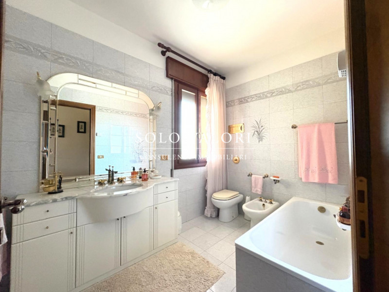 Proponiamo in vendita esclusiva un complesso residenziale composto da due case indipendenti su un...