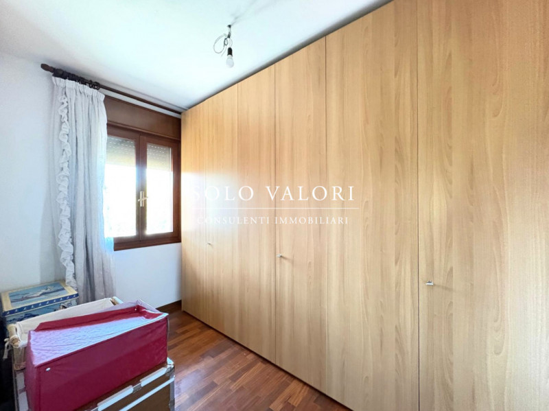 Proponiamo in vendita esclusiva un complesso residenziale composto da due case indipendenti su un...