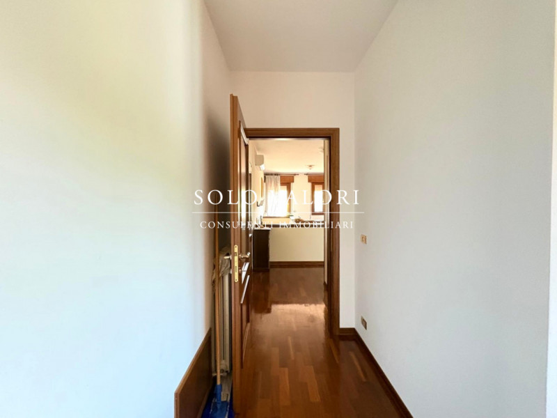 Proponiamo in vendita esclusiva un complesso residenziale composto da due case indipendenti su un...