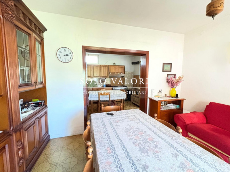 Proponiamo in vendita esclusiva un complesso residenziale composto da due case indipendenti su un...