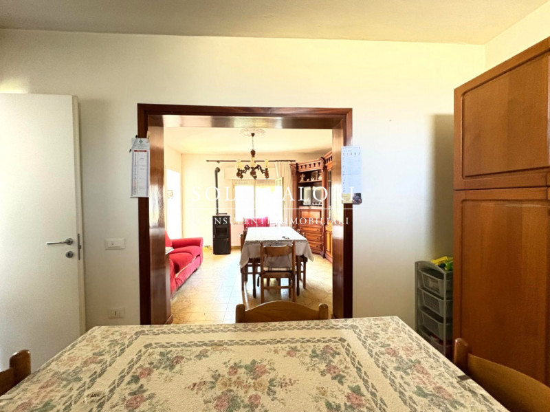 Proponiamo in vendita esclusiva un complesso residenziale composto da due case indipendenti su un...