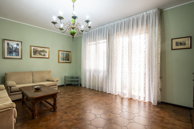In quartiere Pescarini, su piccola palazzina, luminoso appartamento con ampi spazi e in perfette ...