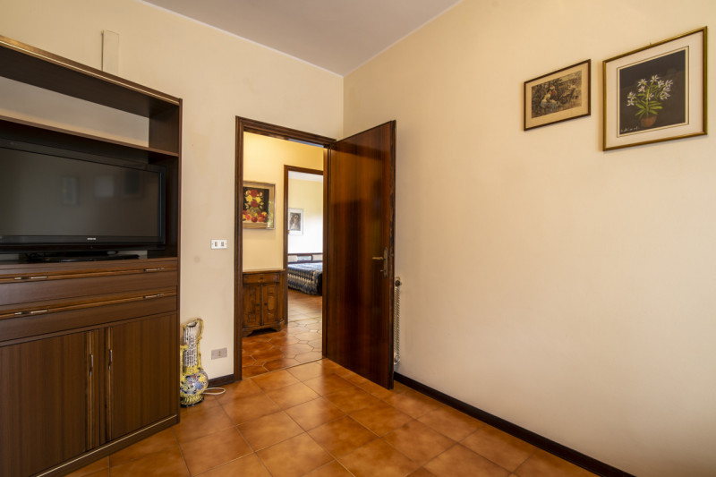 In quartiere Pescarini, su piccola palazzina, luminoso appartamento con ampi spazi e in perfette ...