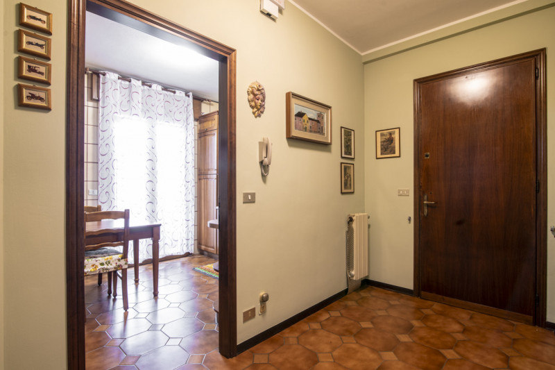 In quartiere Pescarini, su piccola palazzina, luminoso appartamento con ampi spazi e in perfette ...