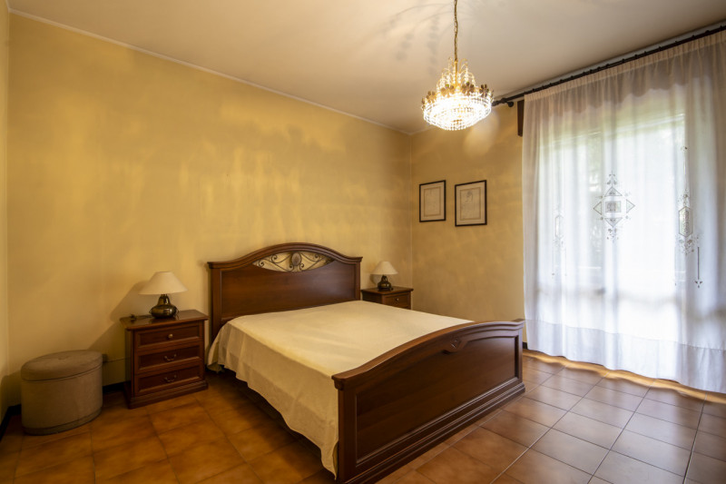 In quartiere Pescarini, su piccola palazzina, luminoso appartamento con ampi spazi e in perfette ...