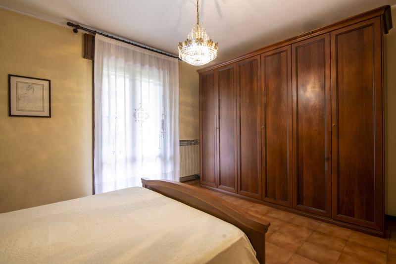 In quartiere Pescarini, su piccola palazzina, luminoso appartamento con ampi spazi e in perfette ...